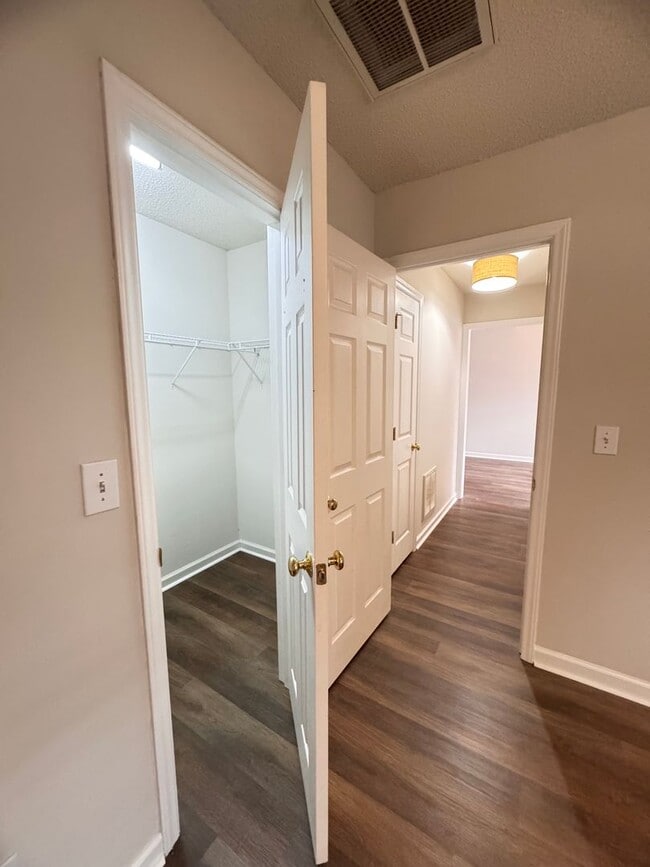 Building Photo - 2BR 2BA One Level Townhome with Garage