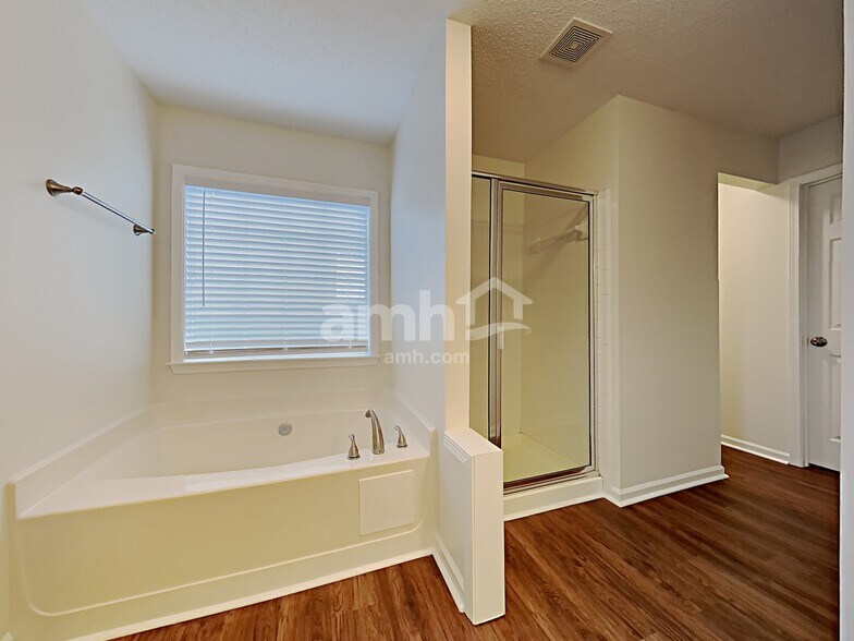 Building Photo - 122 Wallnut Hall Cir