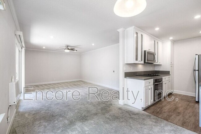 Building Photo - 8545 Villa La Jolla Dr