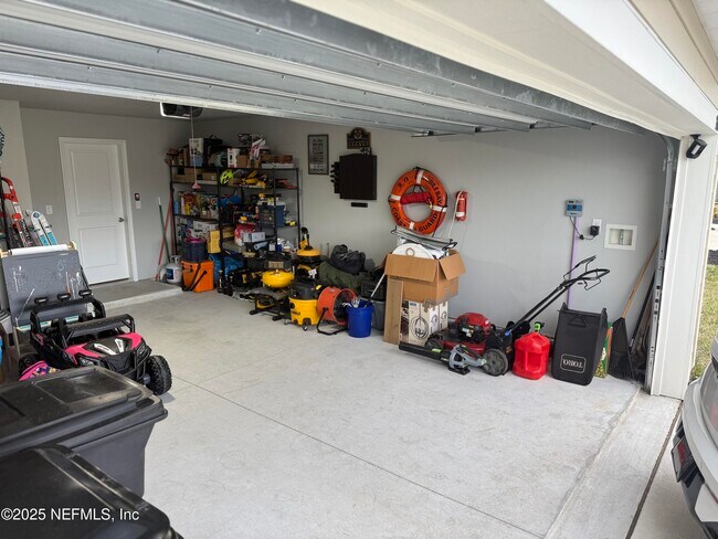 Building Photo - 2865 Firethorn Ave