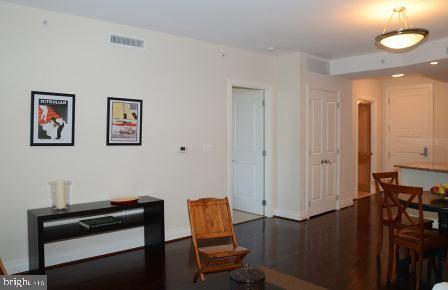 Building Photo - 8220 Crestwood Heights Dr