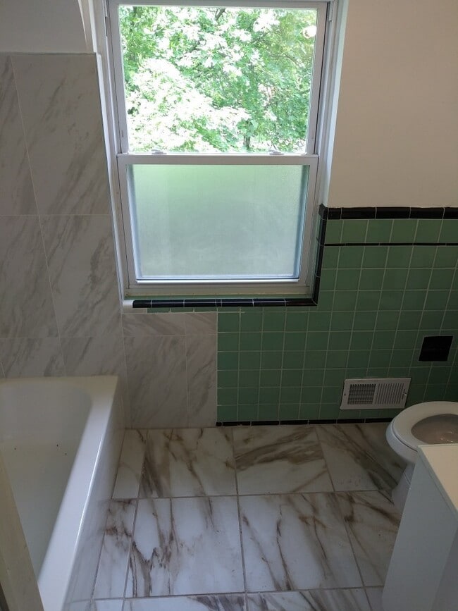 Building Photo - 3 Bed/1 Bath - Single Family Brick Home - Available now!