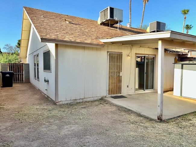 Building Photo - 953 W Emelita Cir