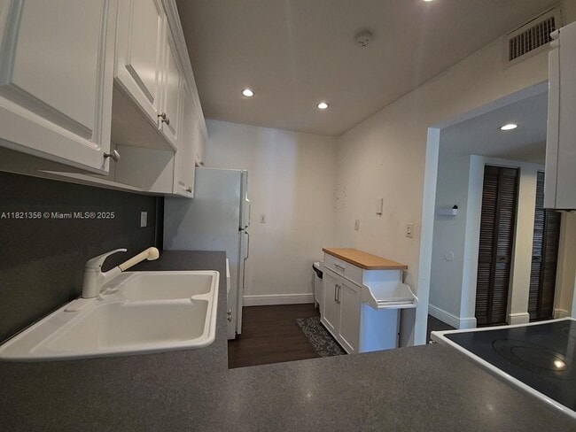 Building Photo - 7900 Camino Cir