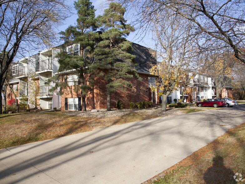 Versailles Apartments 935 W Loire Ct Peoria IL 61614 Apartment Finder