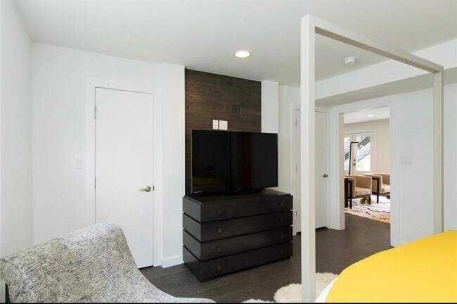 Building Photo - 1410 Hyde Park Blvd