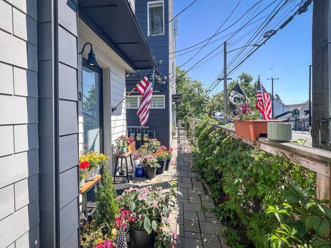 Building Photo - 3bd/2ba Seattle Townhome