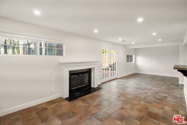 Building Photo - 15005 Killion St