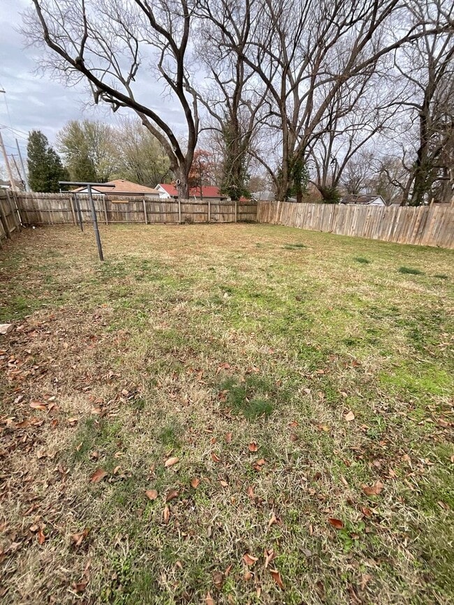 Building Photo - 2 bedroom/1 bath house for rent