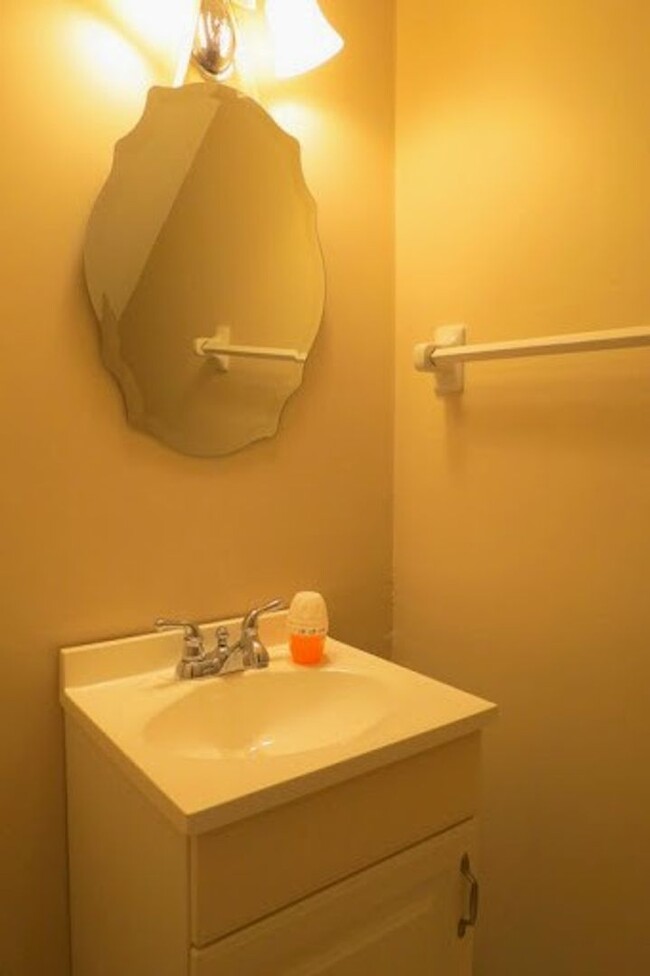 Building Photo - Beautiful 3 Bedroom Townhouse!