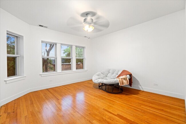 Building Photo - 4055 N Spaulding Ave