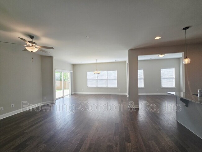 Building Photo - 554 Oakvale Ln