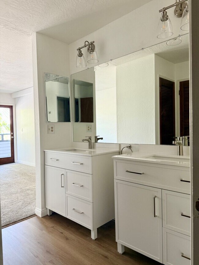 Building Photo - Stylish Condo in Mission Hills