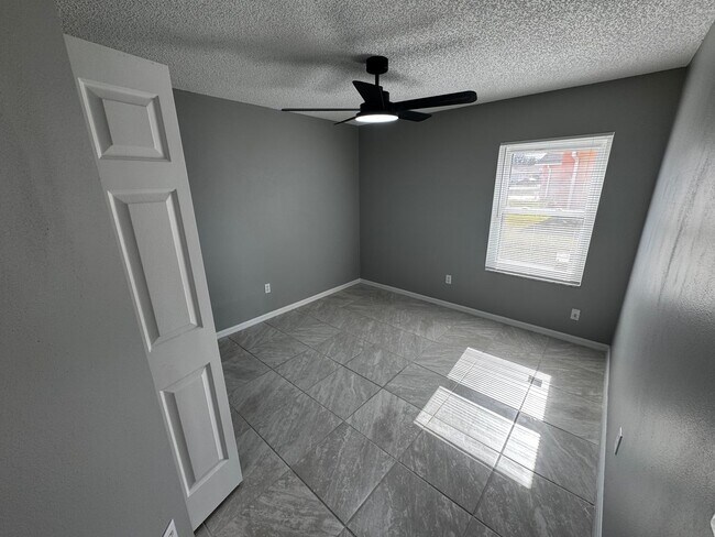 Building Photo - Beautifully Maintained 3BR/2BA Home with Fenced Yard & Sunroom in Ocala