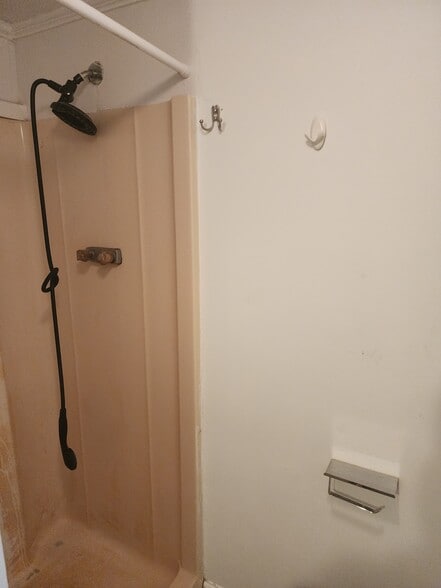 Shower/ bathroom - 246 King Dr