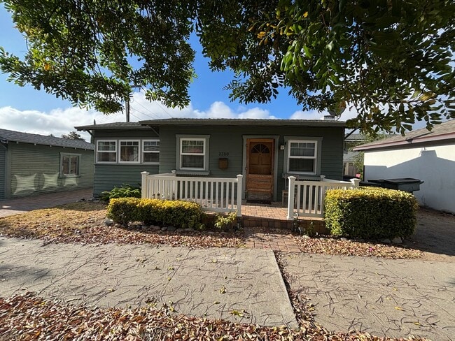 Primary Photo - Charming 2+1 house for rent with small yar...