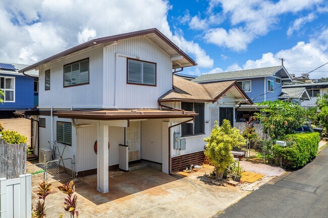 Building Photo - 3-bedroom, 2-bath single-family home with a covered porch and parking. Ideally located near Diamo...
