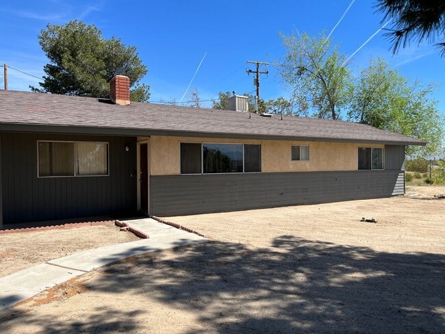 Building Photo - 2 bedroom 2 bathroom House In Apple Valley, Ca