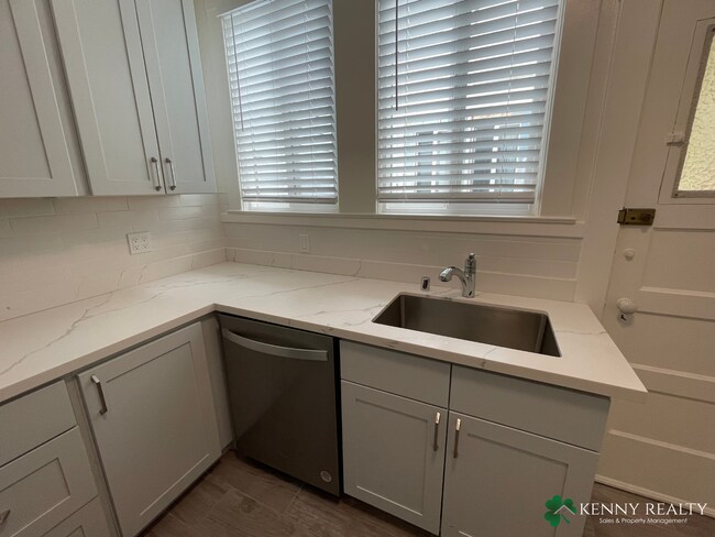 Building Photo - 1325 5th Ave