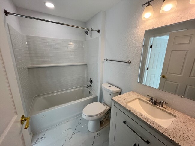 Building Photo - 2025 W Bermuda Rd