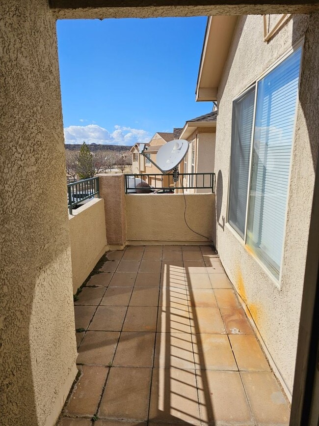 Building Photo - Gated Community available NOW!
