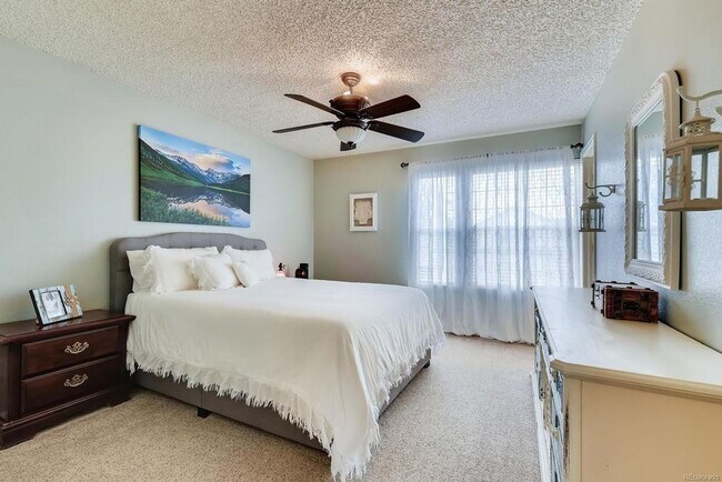 Building Photo - GREAT LOCATION! New LVP and Carpet - WON'T LAST LONG!