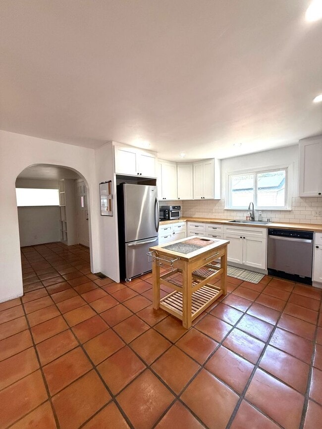 Building Photo - Charming Monterey Home in Quiet Neighborho...