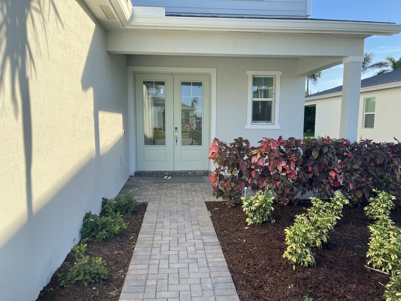 Building Photo - 11621 SW Lyra Dr