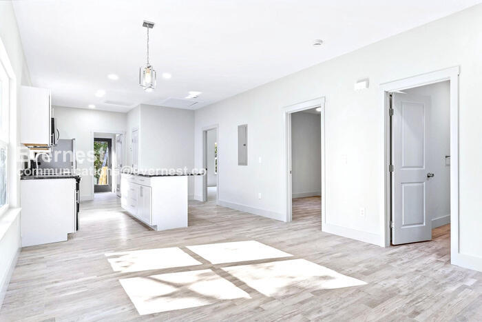 Building Photo - 1617 Roanoke Ave