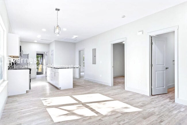 Building Photo - 1617 Roanoke Ave