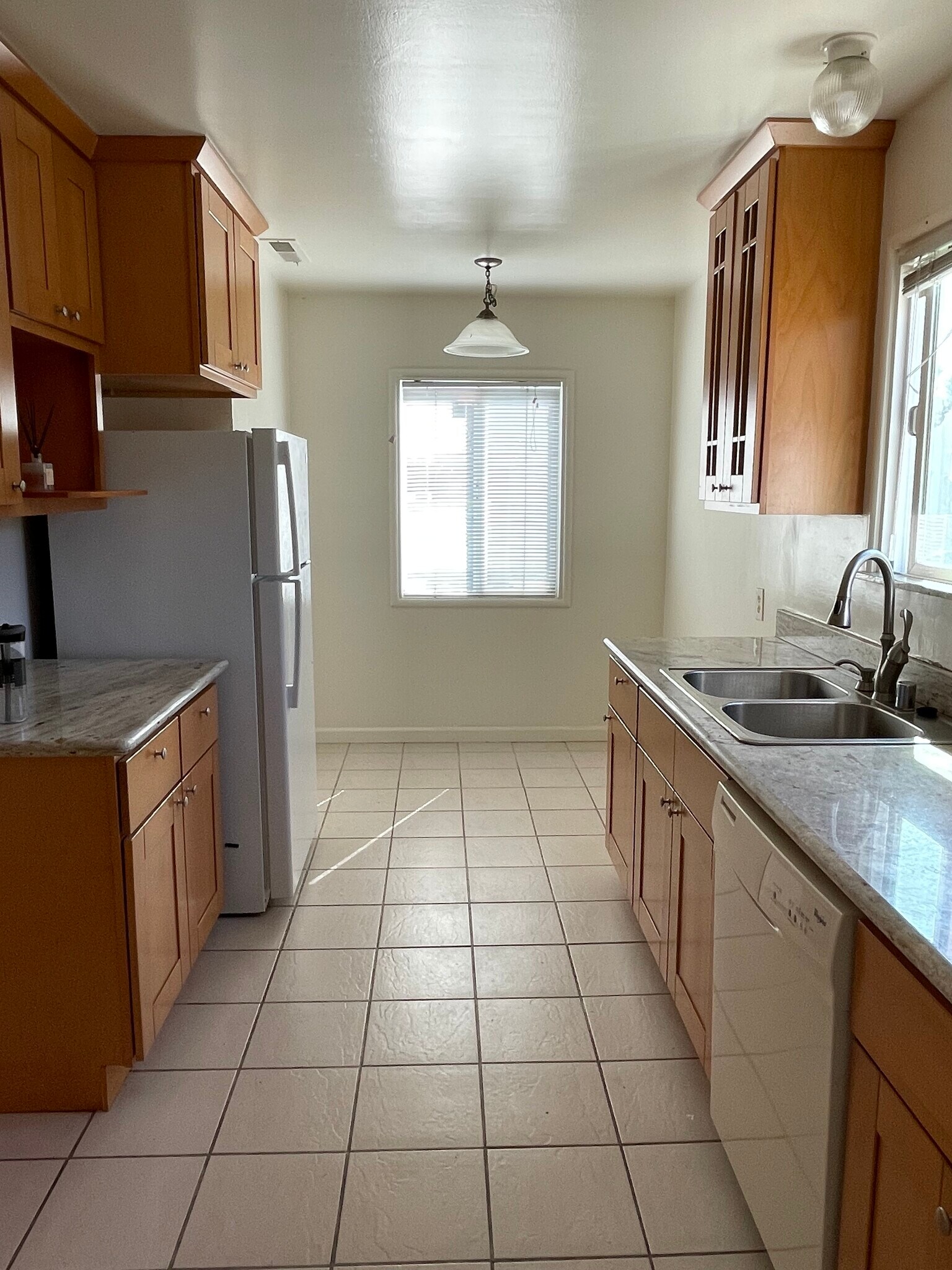 kitchen w/ breakfast nook - 1200 Elm St