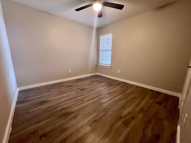 Building Photo - $500 MOVE-IN SPECIAL: Spacious 3-Bedroom Townhouse Near Texas Tech