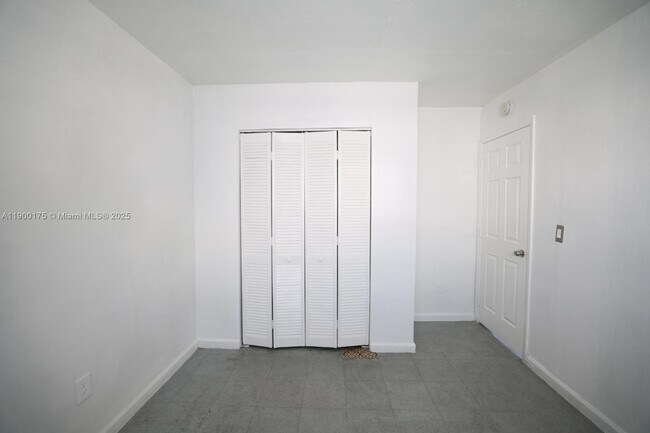 Building Photo - 126 SW 18th Ave