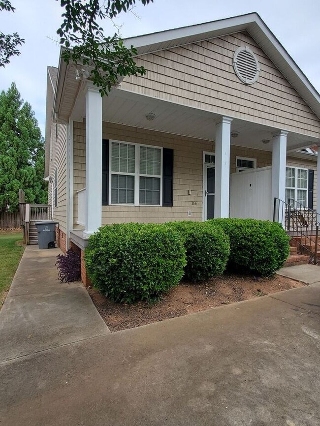 Building Photo - **MOVE IN SPECIAL -1/2 off 1st Month's ren...