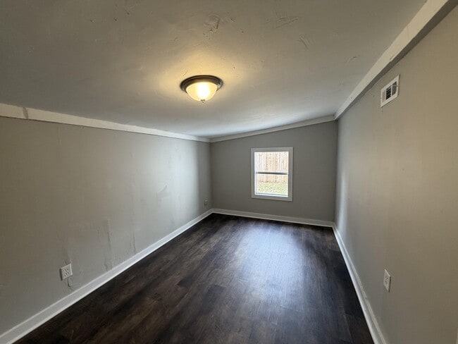 Building Photo - 142 E Forest Dr