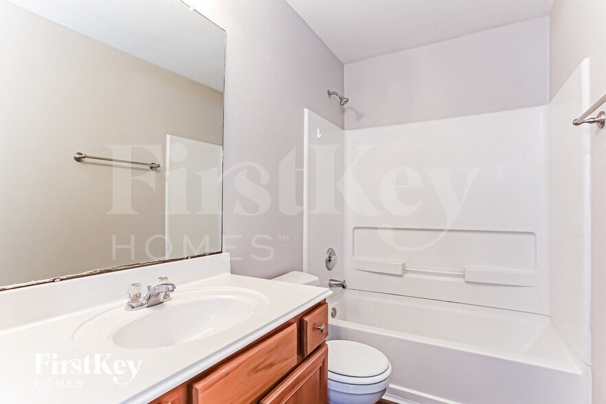 Building Photo - 20730 Settlers Lake Cir N