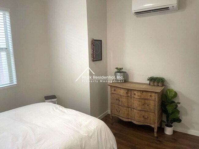 Building Photo - Beautifully Updated 1bd/1ba Land Park Area Condo with 1 Car Garage!