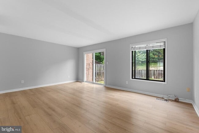 Building Photo - 2813 Cambridge Dr