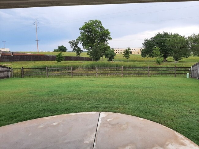 Building Photo - 4210 W Country Club Dr