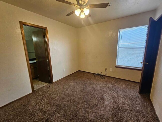 Building Photo - 4023 NW Ozmun Ave