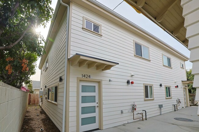 Building Photo - 1422 W 29th St