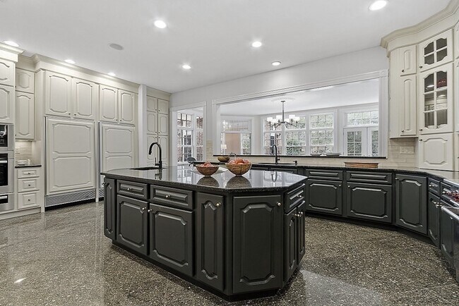 Building Photo - 451 Wellesley St