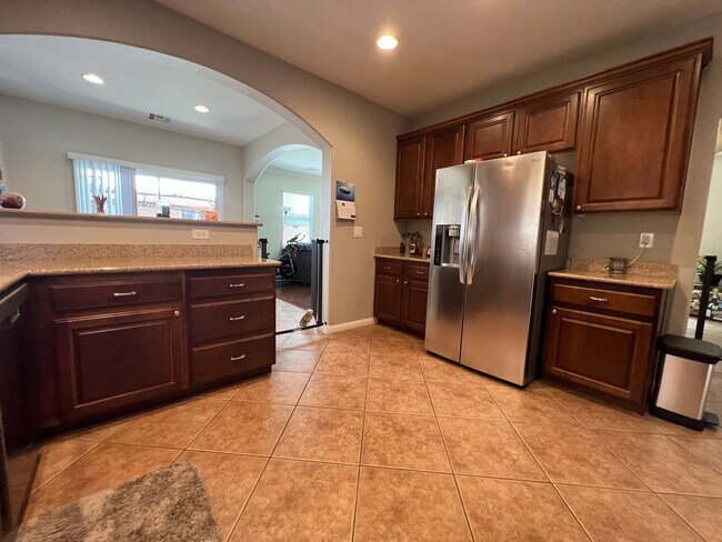 Building Photo - ABSOLUTELY AMAZING! Large 4 bedroom 2 stor...