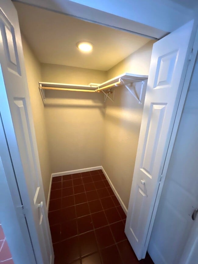 Building Photo - 627 E 14th St