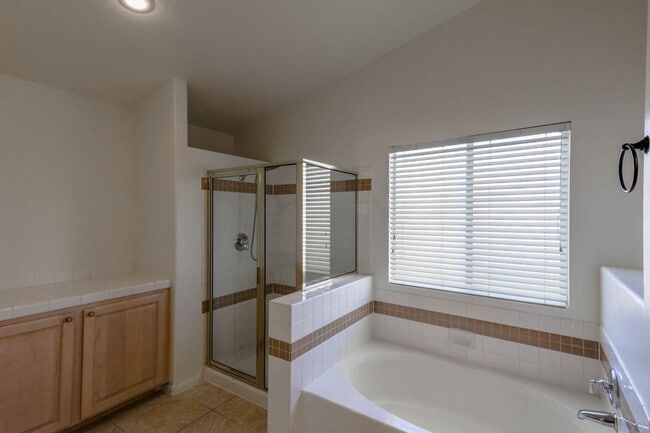 Building Photo - Beautiful 4 Bedroom Henderson Home