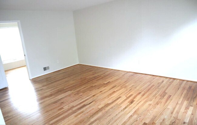 Building Photo - Fabulous Updated 4 Bedroom, 2.5 Bathroom H...