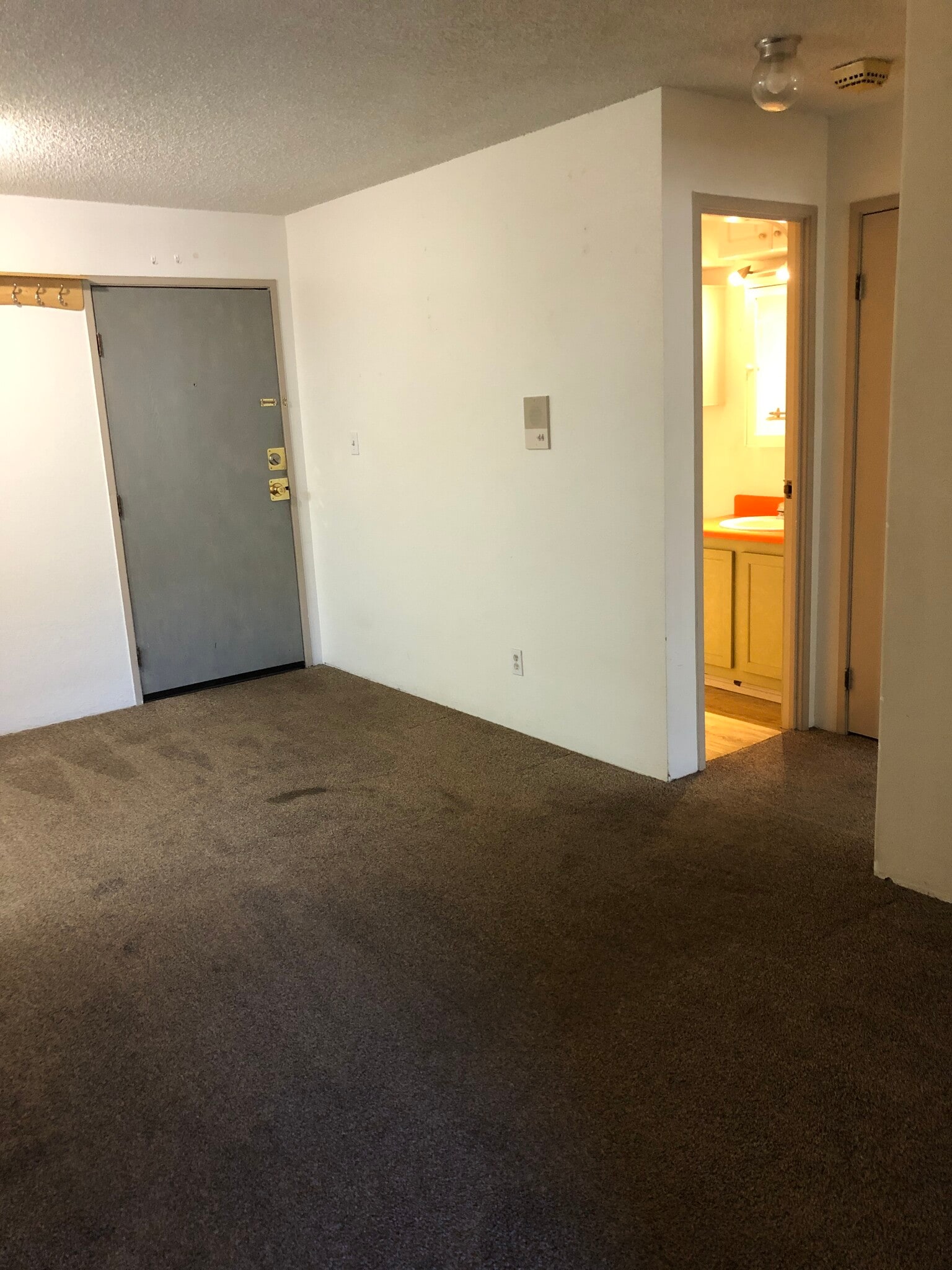 Building Photo - 1250 Golden Cir