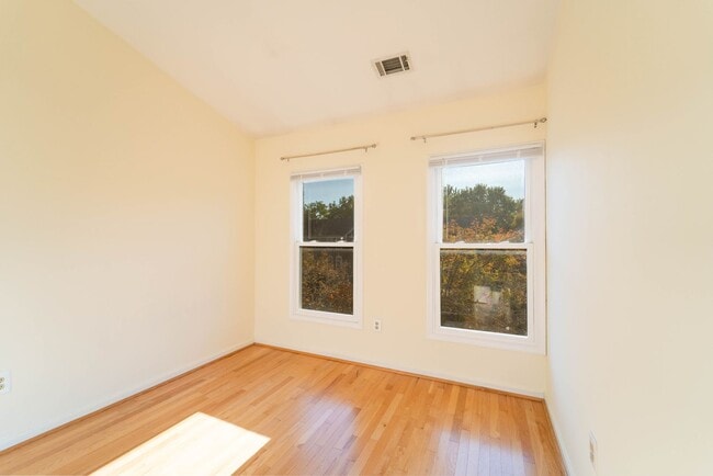 Building Photo - 1553 Templeton Pl