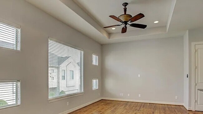 Building Photo - 3811 Center Plaza Dr