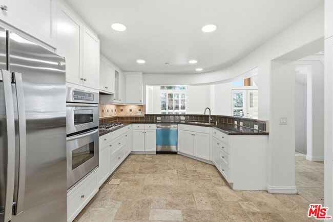 Building Photo - 5831 Seawalk Dr